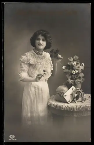 Foto-AK EAS Nr. 3805/5: Fräulein mit Geldsack, Brief und Hufeisen