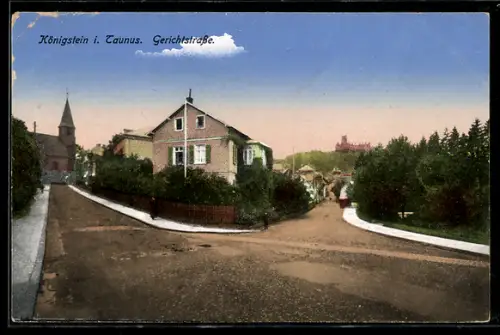 AK Königstein i. Taunus, Gerichtstrasse mit Wohnhäusern und Blick zur Kirche