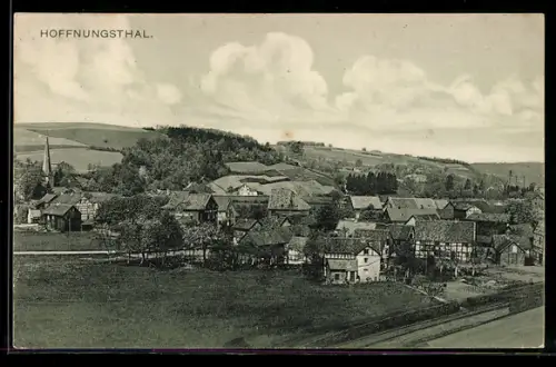 AK Hoffnungsthal, Ortsansicht mit Kirche und umliegenden Feldern