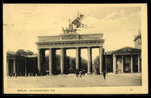 AK Berlin, Brandenburger Tor mit Strassenpartie