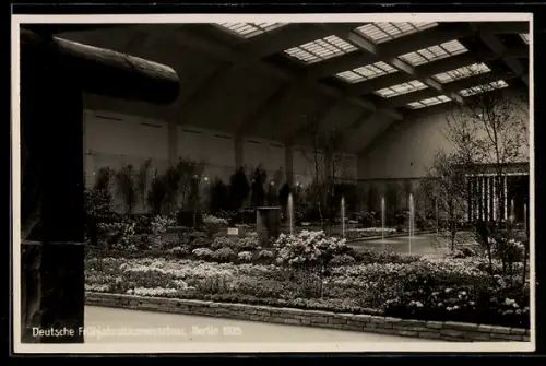 AK Berlin, Deutsche Frühjahrs-Blumenschau 1935, Ausstellungshalle mit Beeten, Innenansicht