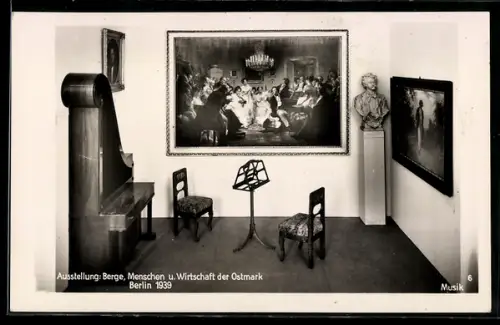 AK Berlin, Ausstellung: Berge, Menschen u. Wirtschaft der Ostmark 1939, Musikzimmer, Innenansicht