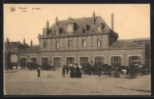 AK Douai, La Gare, Bahnhof mit Kutschen