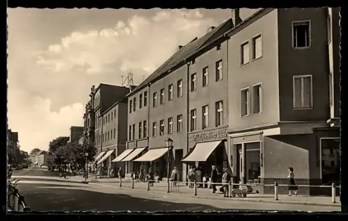 AK Guben, Wilhelm-Pieck-Strasse mit Geschäften und Leuten