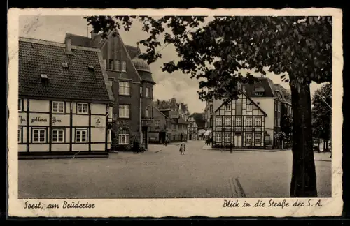 AK Soest, Gasthaus im goldenen Arm am Brüdertor mit Blick in die Strasse der S. A.