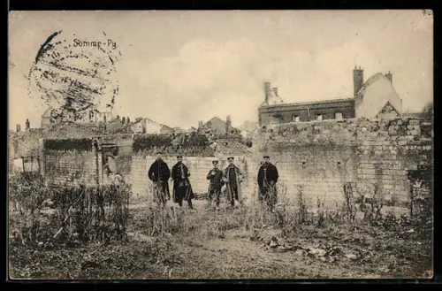 AK Somme-Py, Soldaten vor Ruinen