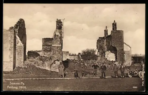 AK Somme-Py, Soldaten vor einem zerstörten Gebäude