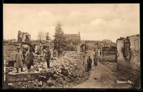 AK Somme-Py, Zerstörtes Dorf mit Soldaten und Kirche im Hintergrund