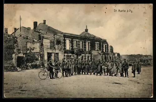 AK St Marie à Py, Soldaten und Zivilisten vor zerstörten Gebäuden