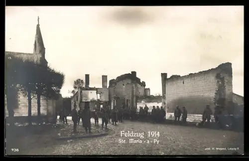 AK Ste Maria à Py, Soldaten neben zerstörten Gebäuden