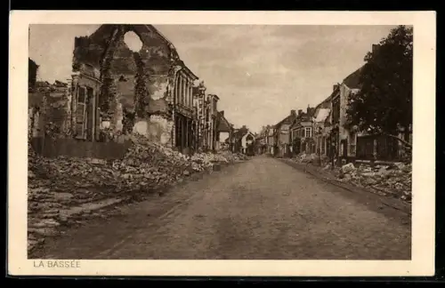 AK La Bassée, Zerstörte Strasse mit Trümmern