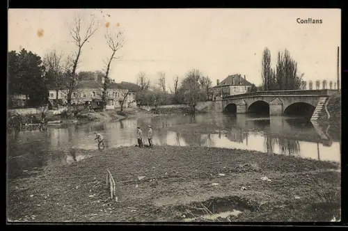 AK Conflans, Brücke über den Fluss und Uferpartie mit Personen