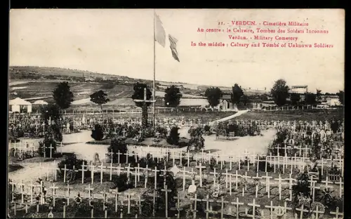 AK Verdun, Cimetière Militaire Au centre, le Calvaire, Tombes des Soldats Inconnus