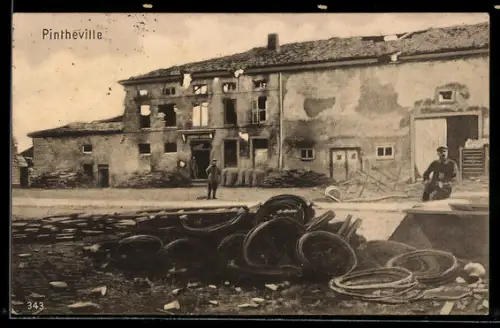 AK Pintheville, Zerstörtes Haus mit Menschen und Reifen im Vordergrund