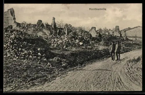 AK Montblainville, Zerstörtes Dorf mit Ruinen und zwei Männern auf der Strasse