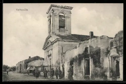 AK Hattonville, Kirche und zerstörte Häuser mit Soldaten