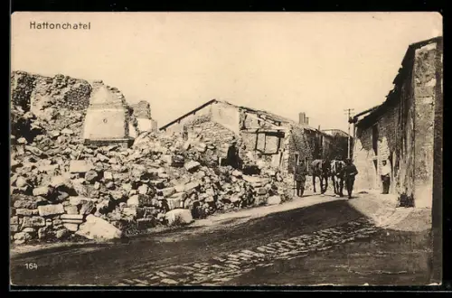 AK Hattonchatel, Zerstörte Dorfstrasse mit Trümmern und Soldaten