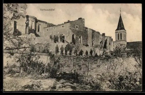 AK Hattonchâtel, Zerstörte Häuser und Kirchturm mit Soldaten auf Trümmern