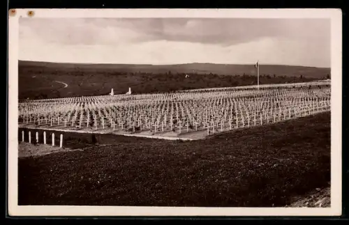 AK Douaumont, Cimetiére National avec 30.000 tombes