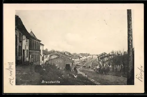 AK Brandeville, Dorfstrasse mit Häusern und Passanten