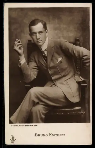 AK Schauspieler Bruno Kastner auf Stuhl sitzend mit Zigarette