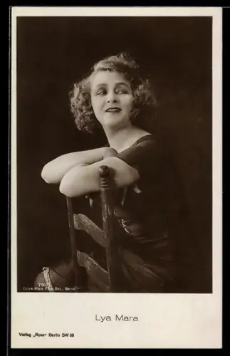 AK Schauspielerin Lya Mara auf einem Stuhl sitzend