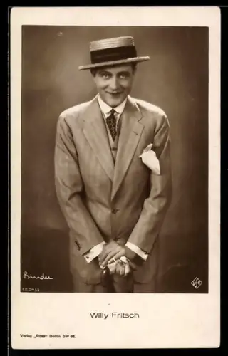 AK Schauspieler Willy Fritsch in karierten Anzug und Strohhut