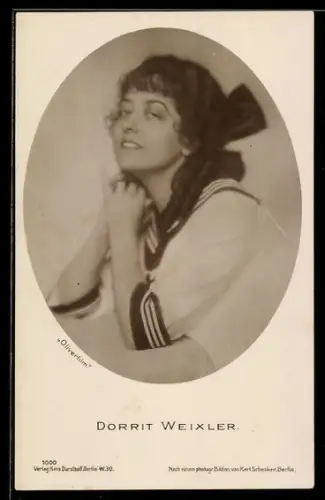AK Schauspielerin Dorrit Weixler in verträumter Pose porträtiert