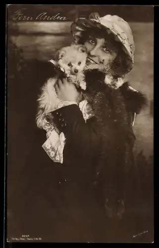AK Schauspielerin Fern Andra lächelnd mit Hund posierend