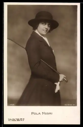 AK Schauspielerin Pola Negri mit Spazierstock