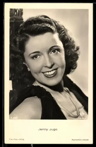 AK Schauspielerin Jenny Jugo, lächelnd mit Kette