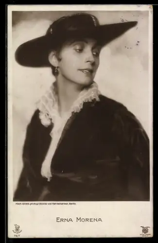 AK Schauspielerin Erna Morena mit tollen Hut nach hinten über ihre Schulter schauend