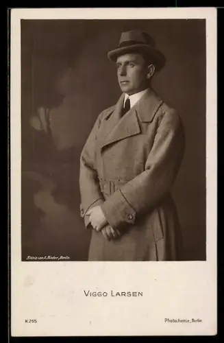 AK Schauspieler Viggo Larsen im Mantel posierend