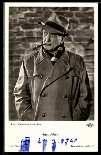 AK Schauspieler Hans Albers mit Zigarre im Mund porträtiert