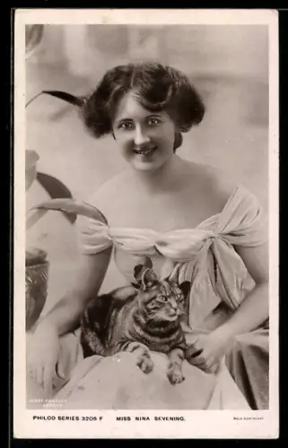 AK Nina Sevening, Portrait mit Katze