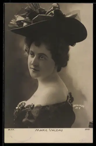AK Marie Valeau, Portrait mit Hut