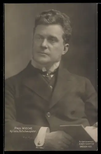 AK Schauspieler Paul Wiecke bei der Lektüre