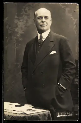 AK Robert Nhil, Portrait