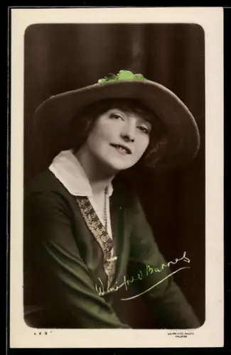 AK Winifred Barnes, Portrait mit Tellerhut