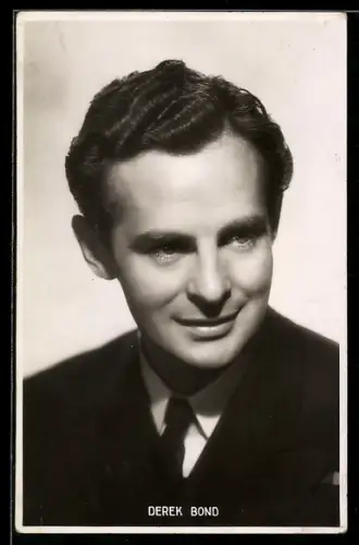 AK Derek Bond lächelt, Portrait