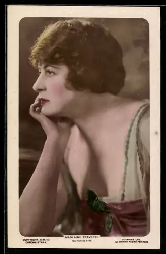 AK Madlaine Traverse, Portrait mit Hand am Kinn
