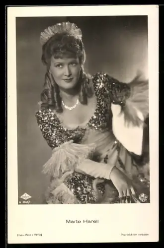AK Schauspielerin Marte Harell, in Kleid mit Rüschen