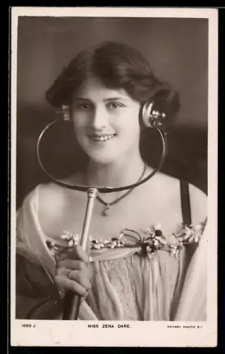 AK Zena Dare, Portrait mit Ohrhörern