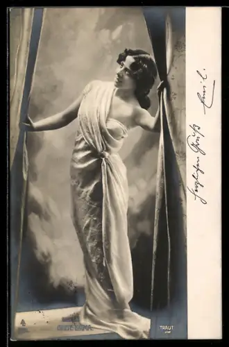 AK Grete Lorma, Portrait am Bühnenvorhang