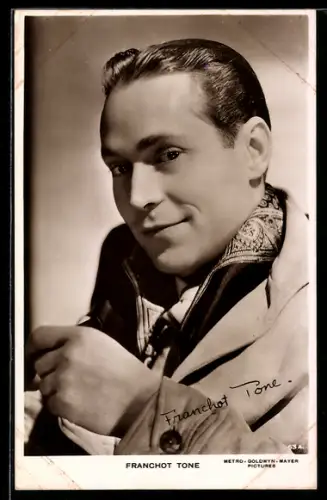 AK Schauspieler Franchot Tone in Mantel