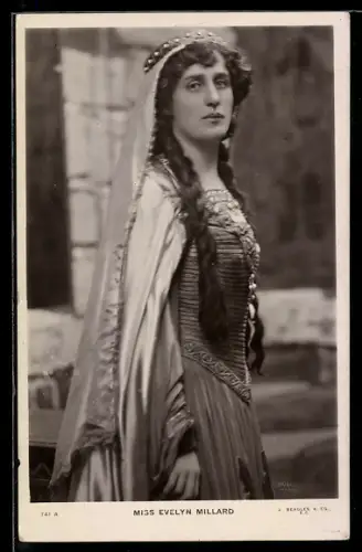 AK Evelyn Millard in einer Rolle, Portrait