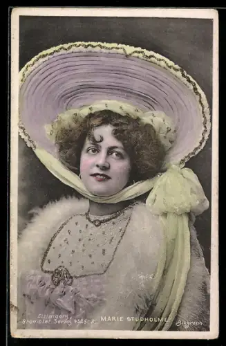 AK Marie Studholme, Portrait mit Muschelhut