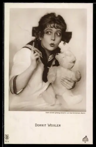 AK Schauspielerin Dorrit Weixler mit einem Teddy, Matrosenkleid