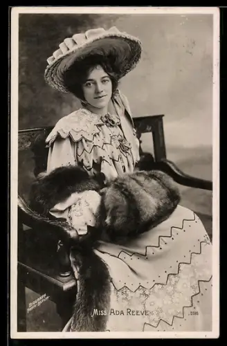 AK Ada Reeve, Portrait mit Muff