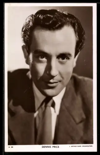 AK Schauspieler Dennis Price im Anzug ernst in die Kamera schauend